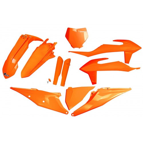 "UFO Plastikkit für KTM 19-22 Orange-Fluo – Robustes Plastikkit in leuchtendem Orange-Fluo, speziell entwickelt für die KTM Modelle der Jahre 2019 bis 2022. Dieses Plastikkit bietet eine perfekte Passform, erhöht den Schutz und verbessert die Haltbarkeit deines Motorrads. Ideal für Motocross- und Enduro-Fahrer, die das auffällige Orange-Fluo Design bevorzugen und die Leistung sowie das Aussehen ihrer KTM Bikes aufwerten möchten."