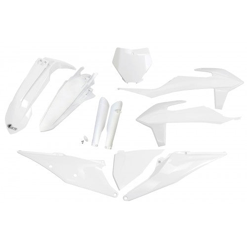 "UFO Plastikkit in Weiß für KTM 19-22 – Robustes Plastikkit in Weiß, speziell entwickelt für die KTM Modelle der Jahre 2019 bis 2022. Dieses Plastikkit bietet eine präzise Passform, hervorragenden Schutz und verlängert die Haltbarkeit deines Motorrads. Ideal für Motocross- und Enduro-Fahrer, die das Aussehen und die Leistung ihrer KTM Bikes auf das nächste Level bringen möchten."