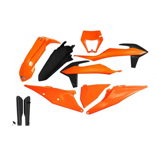 "UFO Plastikkit für KTM EXC/-F 2020-2023 OEM-Replica – Hochwertiges Plastikkit im OEM-Replica Design, speziell entwickelt für die KTM EXC und KTM EXC-F Modelle der Jahre 2020 bis 2023. Dieses Plastikkit bietet eine perfekte Passform, originalgetreues Design und erhöht den Schutz sowie die Haltbarkeit deines Motorrads. Ideal für Motocross- und Enduro-Fahrer, die die Leistung und das Aussehen ihres KTM EXC Bikes im OEM-Style aufwerten möchten."