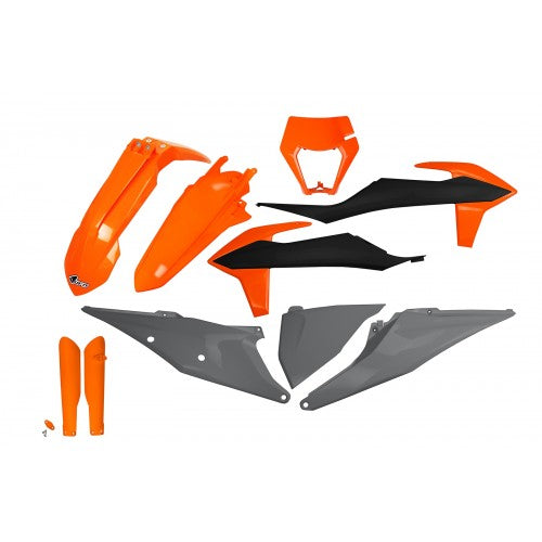 "UFO Plastikkit für KTM EXC/-F 2020-2023 OEM-Replica2 – Robustes Plastikkit im OEM-Replica2 Design, maßgeschneidert für die KTM EXC und KTM EXC-F Modelle der Jahre 2020 bis 2023. Dieses Plastikkit bietet eine exakte Passform, originalgetreues Aussehen und verbessert den Schutz sowie die Haltbarkeit deines Motorrads. Perfekt für Motocross- und Enduro-Fahrer, die ihre KTM EXC mit einem professionellen OEM-Replica2 Look ausstatten und die Leistung ihres Bikes steigern möchten."