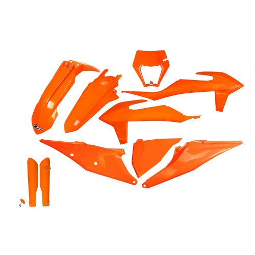 "UFO Plastikkit in Orange für KTM EXC/-F 2020-2023 – Hochwertiges Plastikkit, speziell entwickelt für die KTM EXC und KTM EXC-F Modelle der Jahre 2020 bis 2023. Dieses orangefarbene Plastikkit bietet eine präzise Passform, hervorragenden Schutz und eine verbesserte Haltbarkeit für dein Motorrad. Ideal für Motocross- und Enduro-Fahrer, die die Leistung und das Aussehen ihres KTM EXC Bikes optimieren möchten."