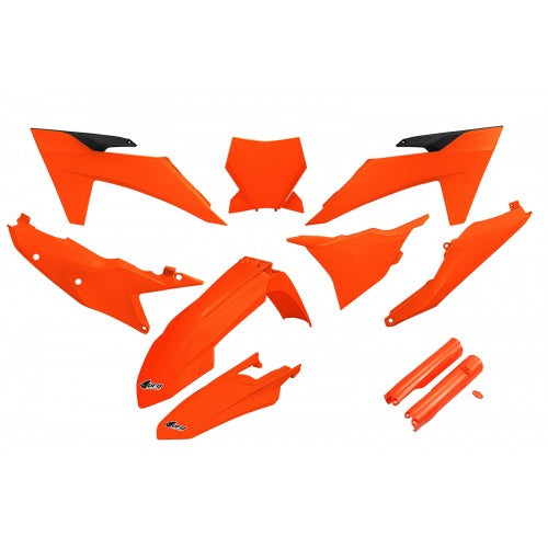 "UFO Plastikkit für KTM in Orange-Fluo – Robustes Plastikkit in auffälligem Orange-Fluo, speziell für KTM Motorräder entwickelt. Dieses Plastikkit bietet eine exakte Passform, hervorragenden Schutz und verlängert die Haltbarkeit deines KTM Bikes. Ideal für Motocross- und Enduro-Fahrer, die ihre KTM Motorräder mit einem auffälligen Design ausstatten und gleichzeitig die Leistung und Widerstandsfähigkeit ihres Bikes verbessern möchten."