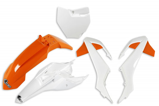 "UFO Plastikkit für KTM SX65 OEM-REPLICA2 – Hochwertiges Plastikkit im OEM-Replica2 Design, speziell für die KTM SX65 Modelle entwickelt. Dieses Plastikkit sorgt für eine exakte Passform, schützt dein Bike vor Beschädigungen und steigert die Haltbarkeit. Ideal für Motocross-Fahrer, die ihre KTM SX65 mit einem originalgetreuen Design ausstatten möchten, um sowohl das Aussehen als auch die Leistung zu verbessern."