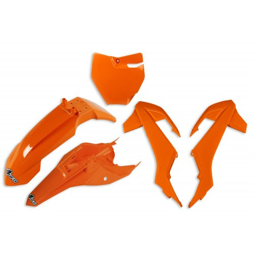 "UFO Plastikkit für KTM SX65 in Orange – Robustes Plastikkit in auffälligem Orange, speziell entwickelt für die KTM SX65 Modelle. Dieses Plastikkit bietet eine exakte Passform, schützt dein KTM SX65 Bike vor Schäden und verbessert die Haltbarkeit. Ideal für Motocross-Fahrer, die das markante Orange Design von KTM beibehalten möchten und gleichzeitig die Leistung sowie die Widerstandsfähigkeit ihres Motorrads erhöhen wollen."