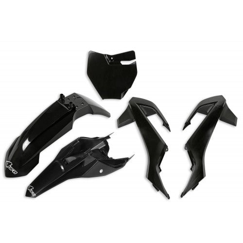 "UFO Plastikkit für KTM SX65 Schwarz – Robustes Plastikkit in edlem Schwarz, speziell entwickelt für die KTM SX65 Modelle. Dieses Plastikkit bietet eine präzise Passform und erhöht den Schutz sowie die Haltbarkeit deines KTM SX65 Bikes. Ideal für Motocross-Fahrer, die ihren KTM SX65 mit einem eleganten, professionellen Schwarz Design ausstatten und gleichzeitig die Leistung und Widerstandsfähigkeit ihres Motorrads verbessern möchten."