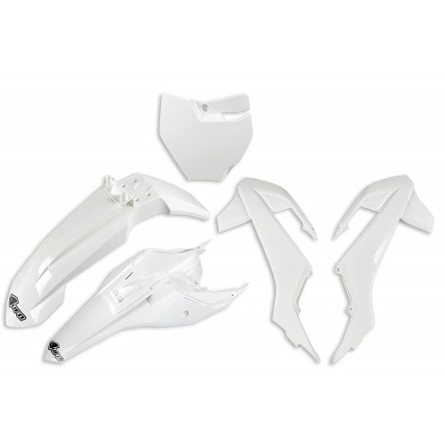 "UFO Plastikkit für KTM SX65 Weiß – Robustes Plastikkit in Weiß, speziell entwickelt für die KTM SX65 Modelle. Dieses Plastikkit bietet eine exakte Passform und sorgt für optimalen Schutz sowie eine verbesserte Haltbarkeit deines KTM SX65 Bikes. Perfekt für Motocross-Fahrer, die ihren KTM SX65 mit einem stilvollen Weiß Design ausstatten und gleichzeitig die Leistung und Widerstandsfähigkeit ihres Motorrads optimieren möchten."