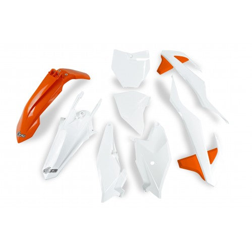 "UFO Plastikkit für KTM SX65 in Orange – Robustes Plastikkit in auffälligem Orange, speziell entwickelt für die KTM SX65 Modelle. Dieses Plastikkit bietet eine exakte Passform, schützt dein KTM SX65 Bike vor Schäden und verbessert die Haltbarkeit. Ideal für Motocross-Fahrer, die das markante Orange Design von KTM beibehalten möchten und gleichzeitig die Leistung sowie die Widerstandsfähigkeit ihres Motorrads erhöhen wollen."