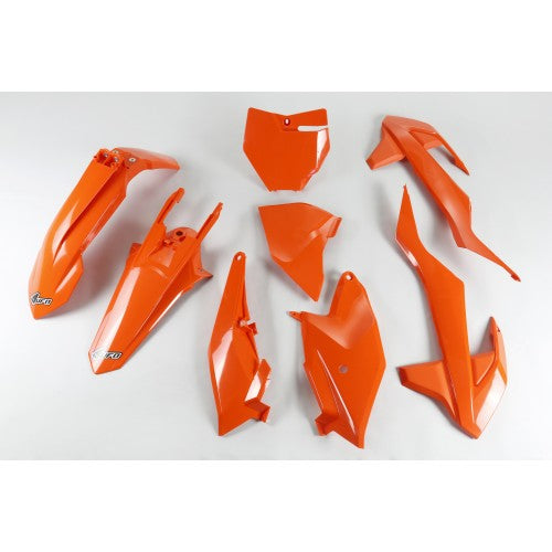 "UFO Plastikkit für KTM SX65 Orange – Robustes Plastikkit in auffälligem Orange, speziell entwickelt für die KTM SX65 Modelle. Dieses Plastikkit bietet eine exakte Passform, schützt dein KTM SX65 Bike vor Schäden und verbessert die Haltbarkeit. Ideal für Motocross-Fahrer, die ihren KTM SX65 mit einem markanten Orange Design ausstatten möchten und gleichzeitig die Leistung sowie Widerstandsfähigkeit ihres Motorrads steigern wollen."
