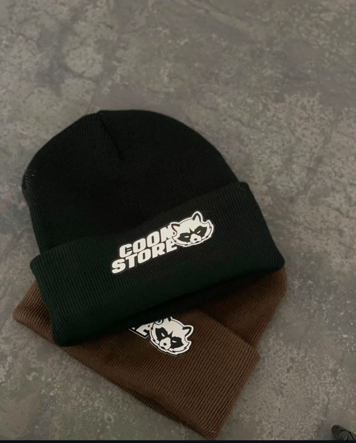 "Stylisches CoonStore Beanie mit hochwertigem Logo-Aufdruck – Das perfekte Accessoire für Amateur-Motocross-Fans, die Performance und Lifestyle vereinen möchten. CoonStore steht wie keine andere Marke für die Leidenschaft im Amateur-Motocross."