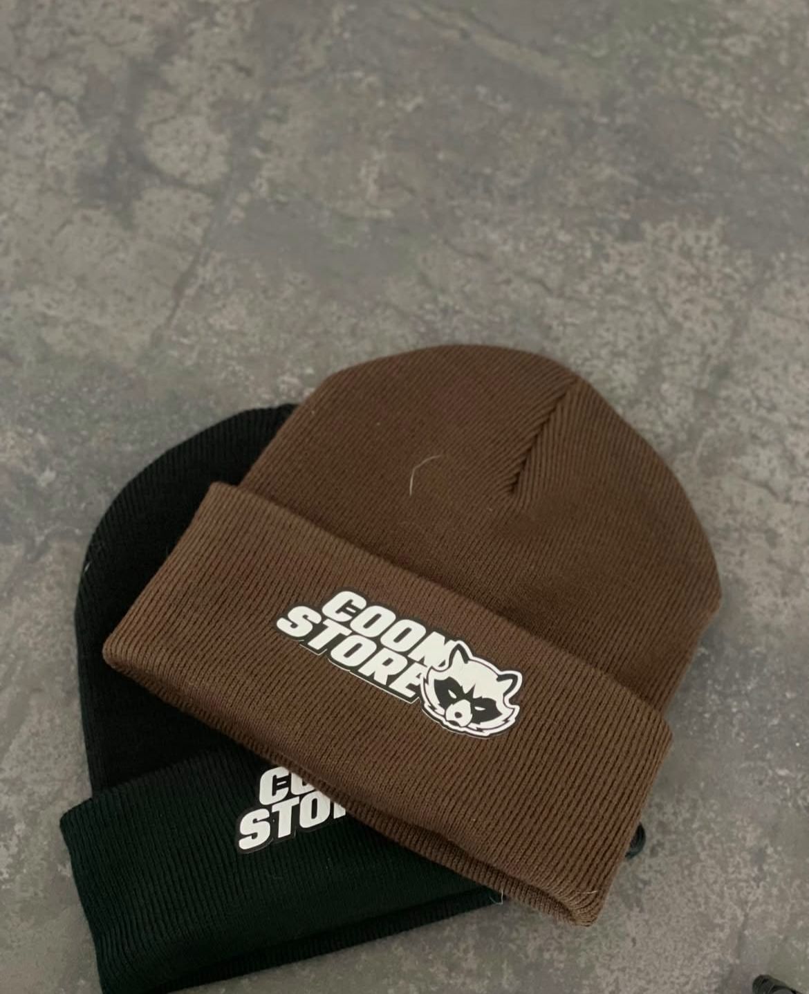 "Stylisches CoonStore Beanie mit hochwertigem Logo-Aufdruck – Das perfekte Accessoire für Amateur-Motocross-Fans, die Performance und Lifestyle vereinen möchten. CoonStore steht wie keine andere Marke für die Leidenschaft im Amateur-Motocross."